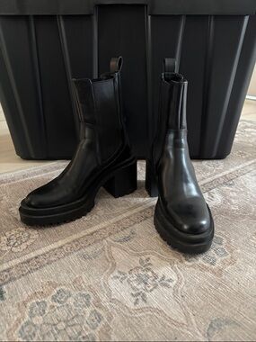 Zara Black Chunky Heel Chelsea Boots